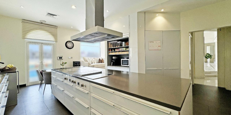 Ultra-Luxury%206-Bedroom%20Signature%20Villa%20in%20Palm%20Jumeirah%2C%20Dubai - 2